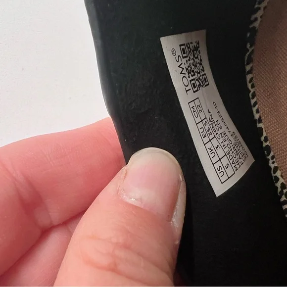 TOMS Women's Black Slip-On Flats - Picture 4 of 6